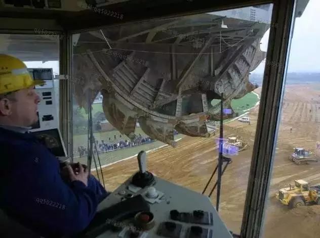 挖掘机爬楼挑战不可能_挖掘机 爬楼_挖掘机爬楼视频