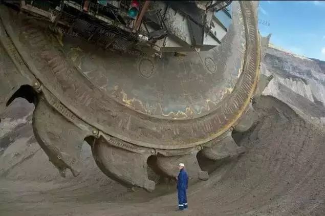 挖掘机 爬楼_挖掘机爬楼视频_挖掘机爬楼挑战不可能