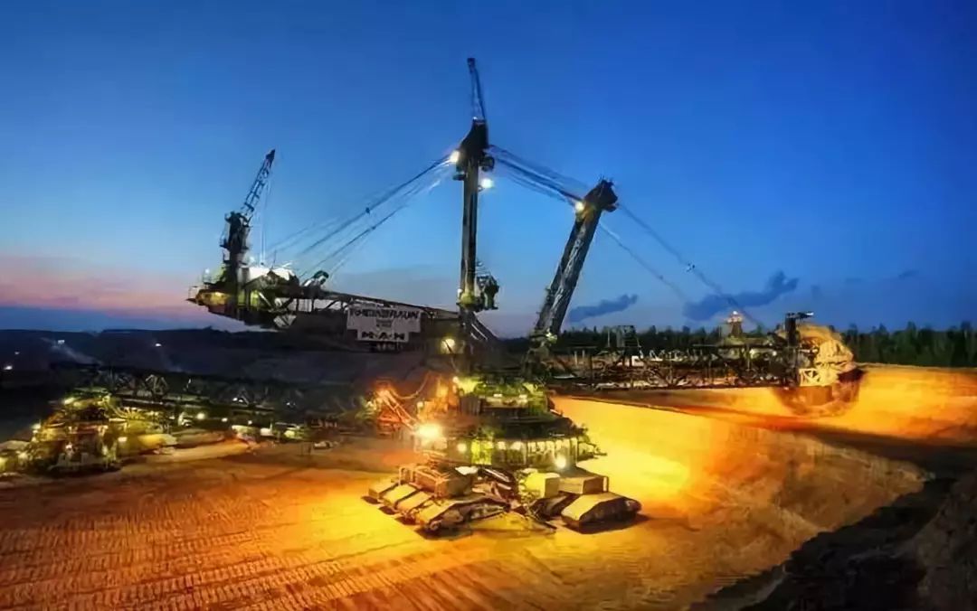 挖掘机爬楼视频_挖掘机爬楼挑战不可能_挖掘机 爬楼