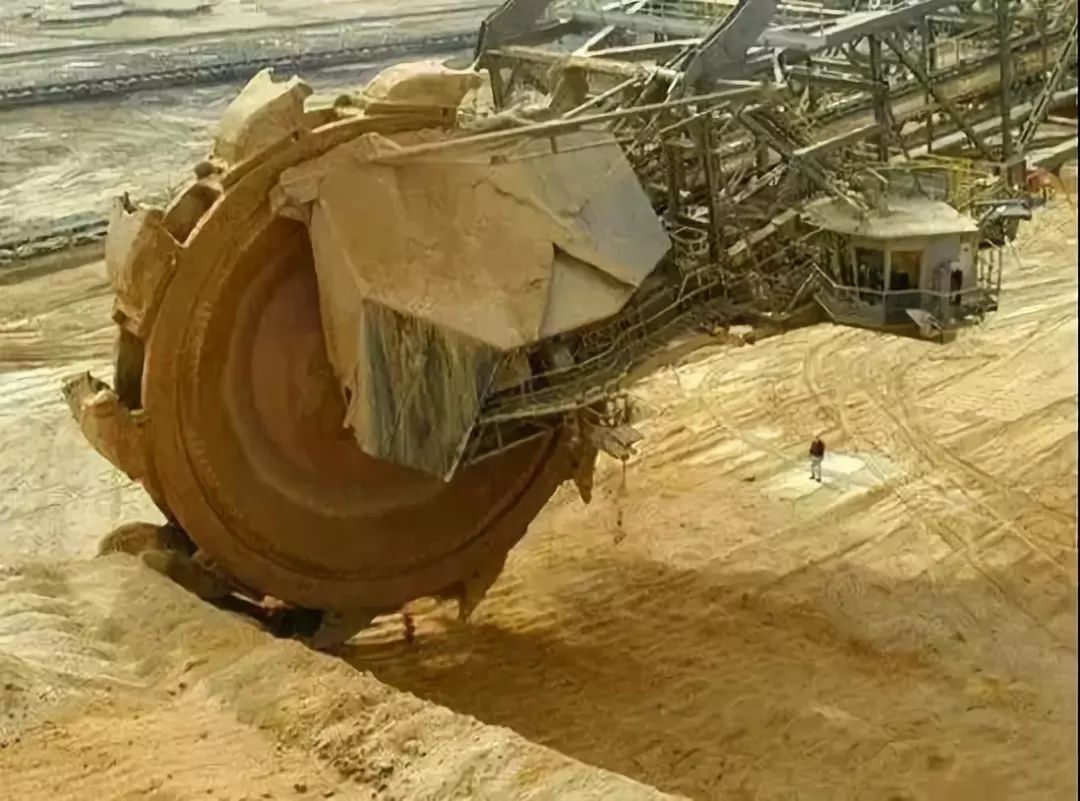 挖掘机爬楼挑战不可能_挖掘机爬楼视频_挖掘机 爬楼