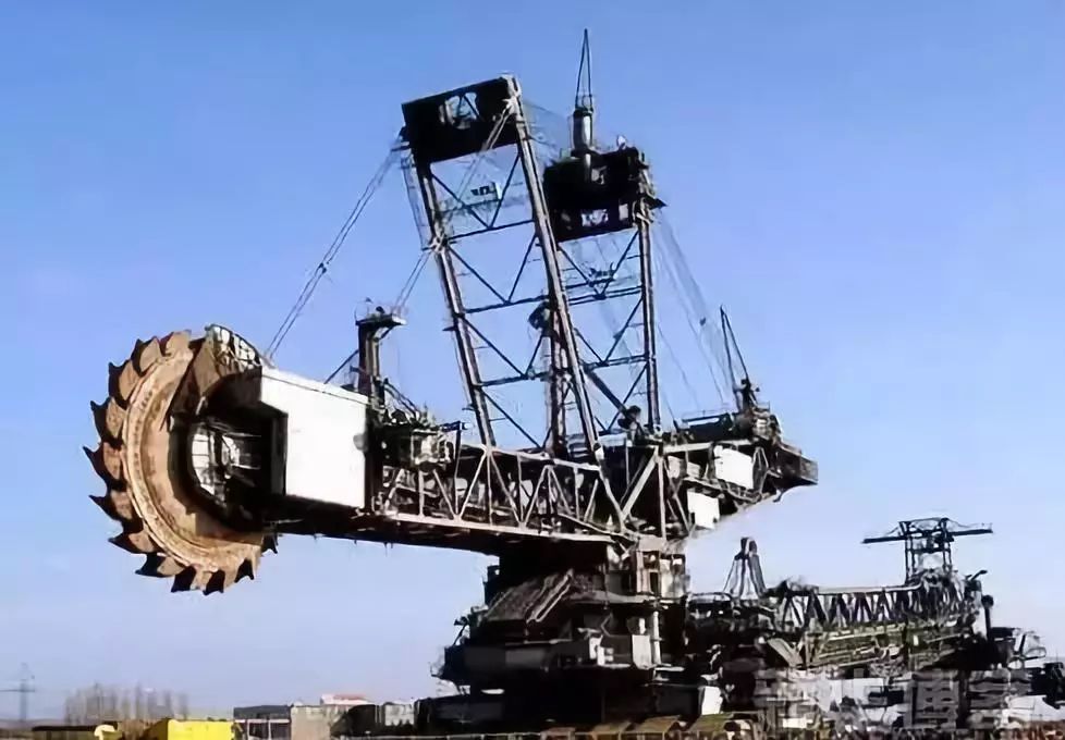 挖掘机爬楼视频_挖掘机 爬楼_挖掘机爬楼挑战不可能