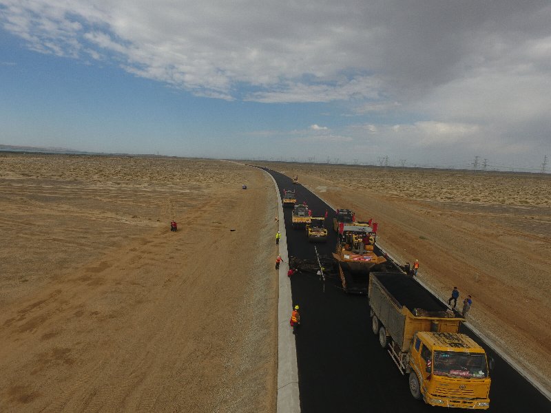 混凝土路肩滑模摊铺机_甘肃路桥滑模摊铺机_桥面铺装摊铺机