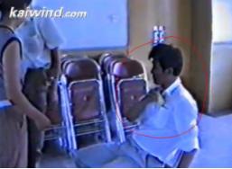 ▲李洪志现场“发功”治病，当场收钱验钞核数