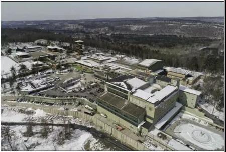 ▲“龙泉寺佛学公司”，图源：美国哥伦比亚广播公司（CBS）