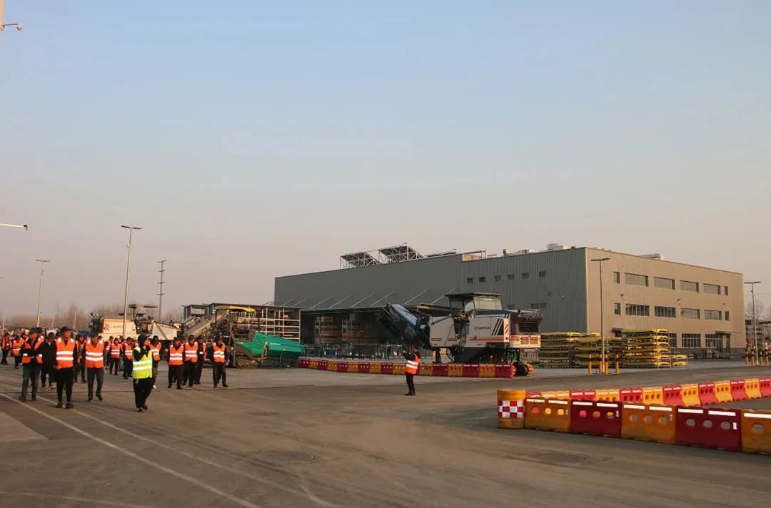 滑模摊铺机构造_滑模摊铺机用在哪里_滑模摊铺机图片