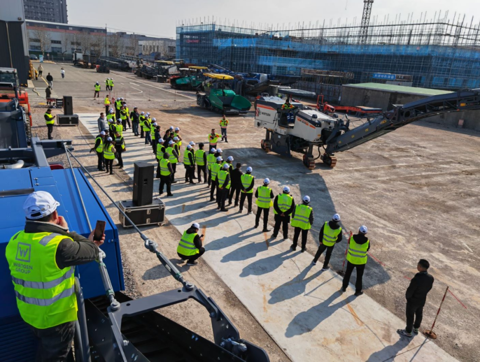 滑模摊铺机图片_滑模摊铺机构造_滑模摊铺机用在哪里