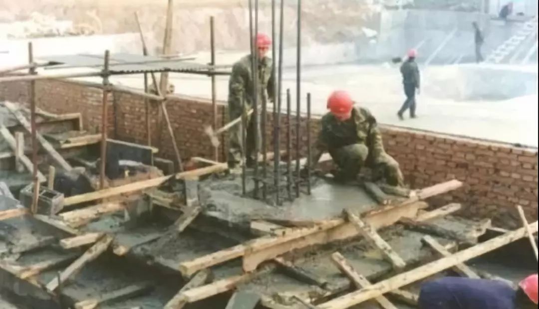 箱梁模板安装顺序_箱型梁钢模板_箱梁模板规格