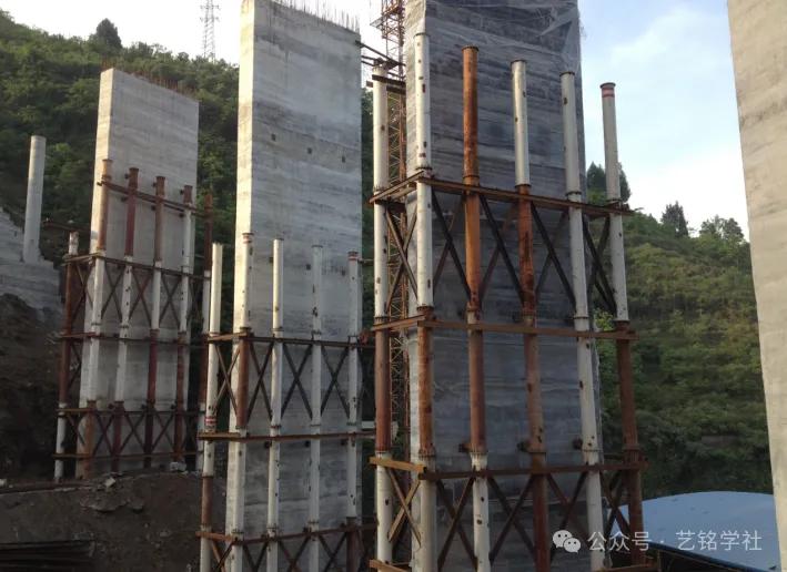 贝雷架支撑体系_钢支撑贝雷片工程_贝雷架支撑系统