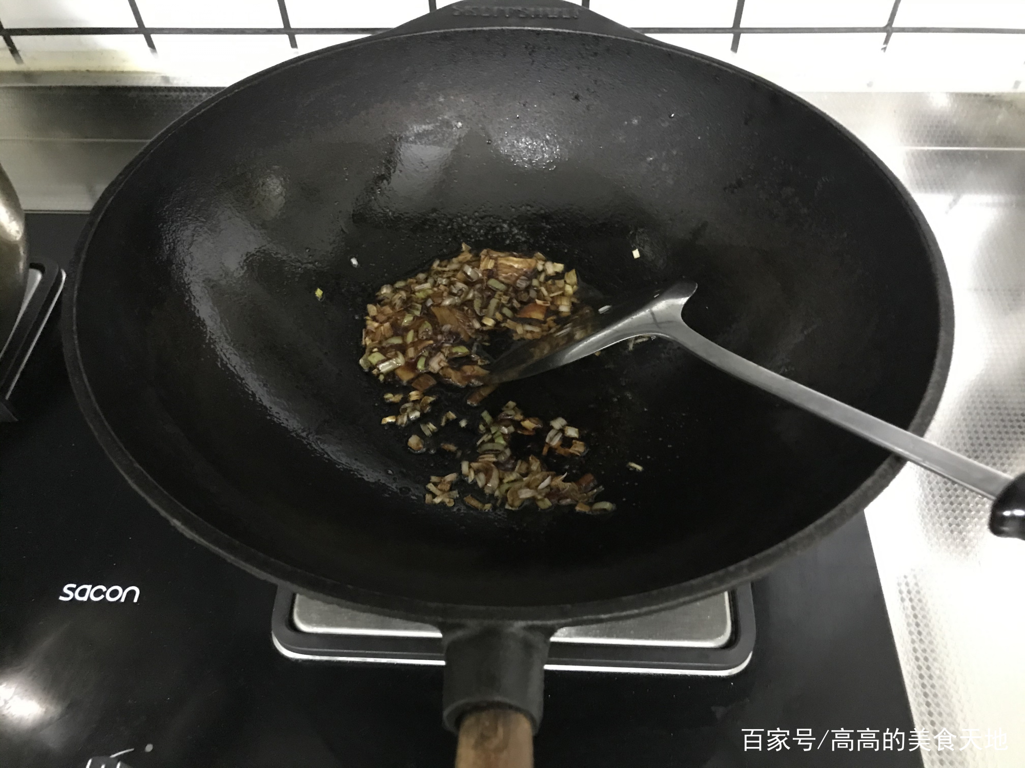 如图所示是打捞物体的模拟装置_如图所示是打捞船_如图甲所示是一艘海事打捞船