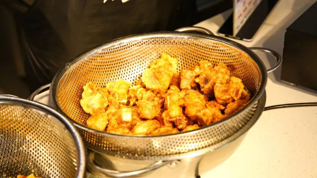 投影仪小米盒子怎么用_投影和小米盒子能无线连接吗_小米盒子视频里的小型投影仪是什么的