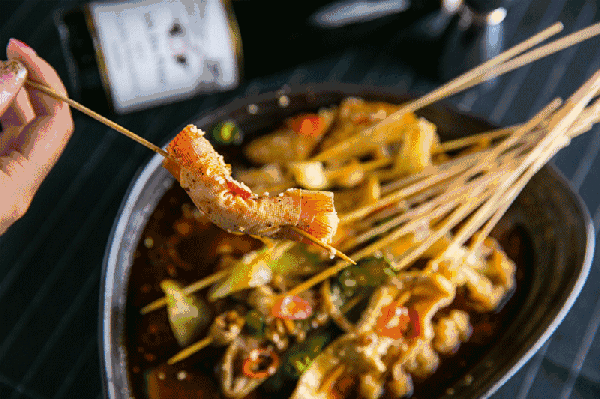 投影仪小米盒子怎么用_投影和小米盒子能无线连接吗_小米盒子视频里的小型投影仪是什么的