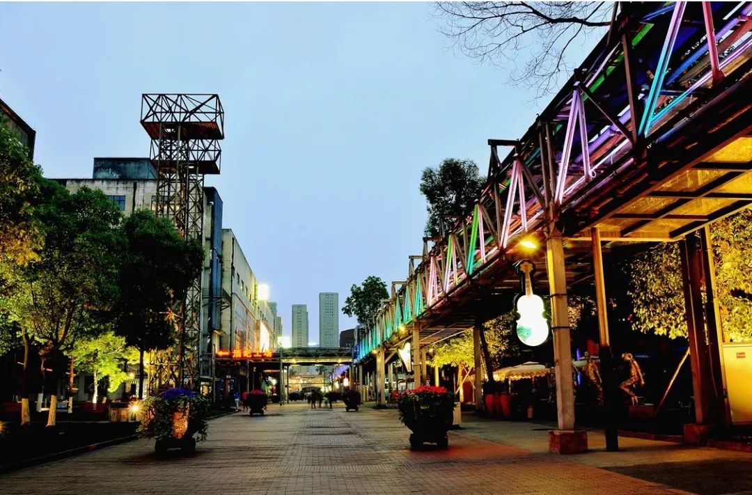 投影仪小米盒子怎么用_投影和小米盒子能无线连接吗_小米盒子视频里的小型投影仪是什么的