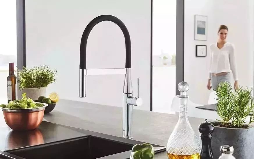 小米盒子视频里的小型投影仪是什么的_投影仪小米盒子怎么用_投影和小米盒子能无线连接吗