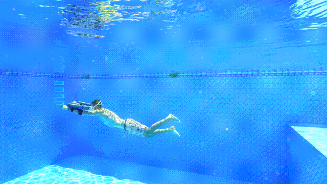 水下推进器 充电_充电器落入水中了能用吗_充电器在水里