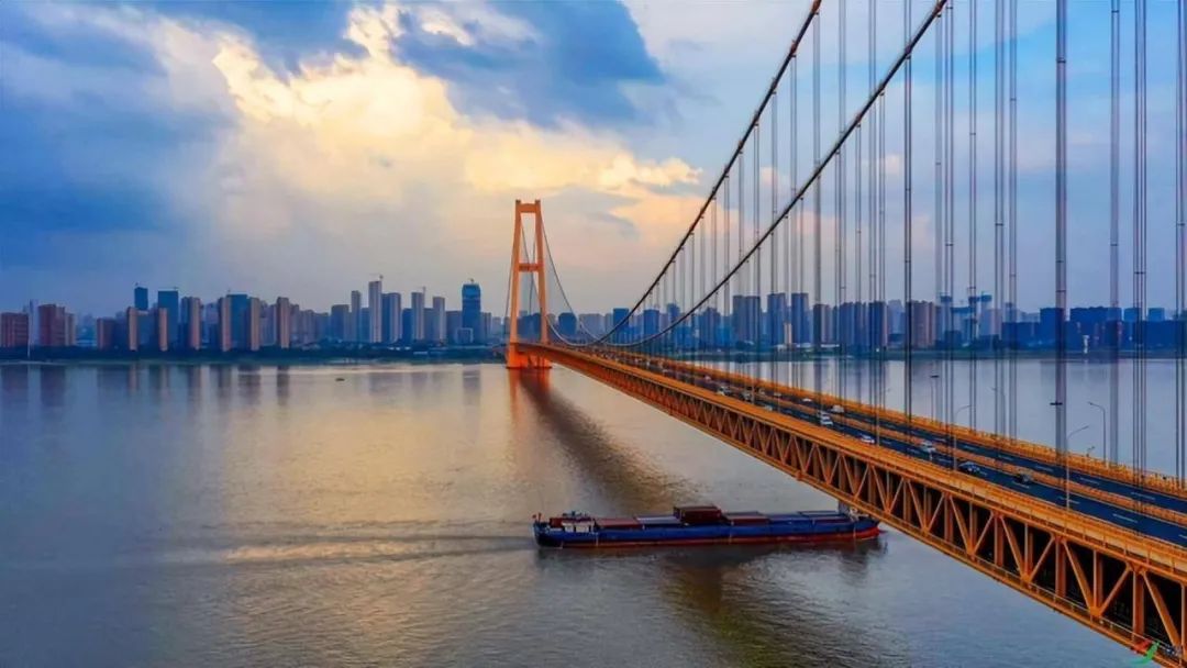 混凝土滑模摊铺机施工视频_水泥混凝土滑模摊铺机_滑模混凝土摊铺机