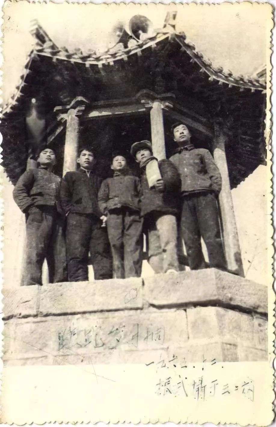 色灯进站信号机红灯灭灯后_站内红光带接车_进车站红光带，信号机会变颜色