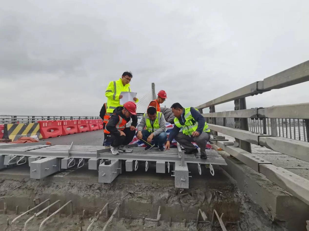 桥梁伸缩缝的计算_桥梁伸缩缝怎么支模板_什么是模数式桥梁伸缩缝