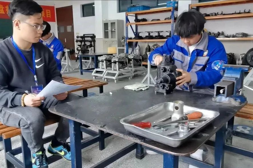 活塞连杆组的拆卸_活塞连杆组的拆装步骤视频_活塞连杆组的拆装