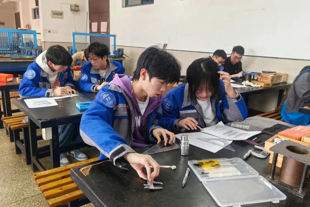 活塞连杆组的拆卸_活塞连杆组的拆装_活塞连杆组的拆装步骤视频