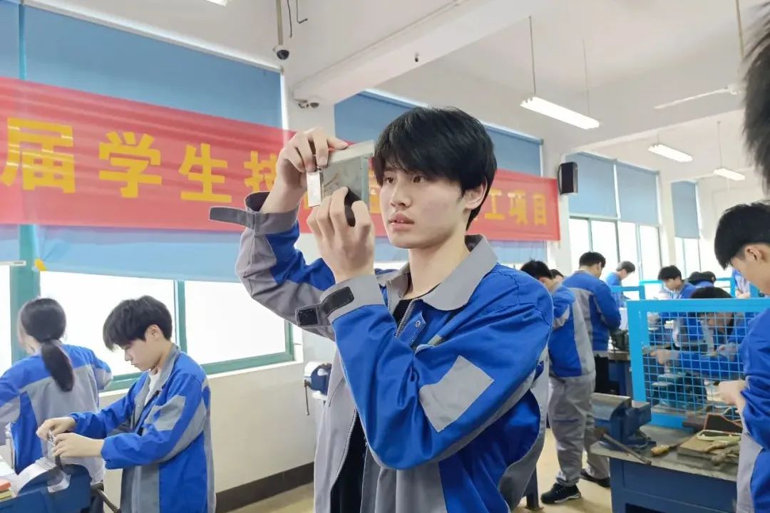 活塞连杆组的拆装_活塞连杆组的拆装步骤视频_活塞连杆组的拆卸