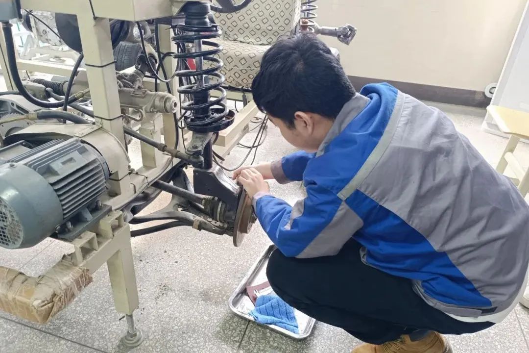 活塞连杆组的拆卸_活塞连杆组的拆装_活塞连杆组的拆装步骤视频