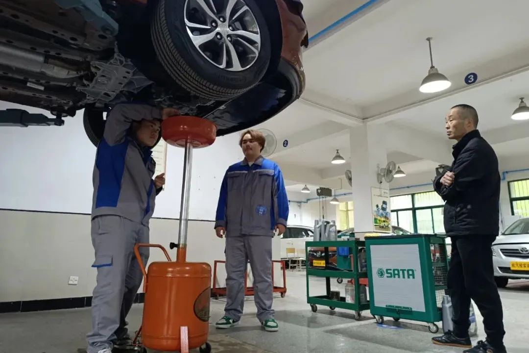 活塞连杆组的拆装步骤视频_活塞连杆组的拆装_活塞连杆组的拆卸