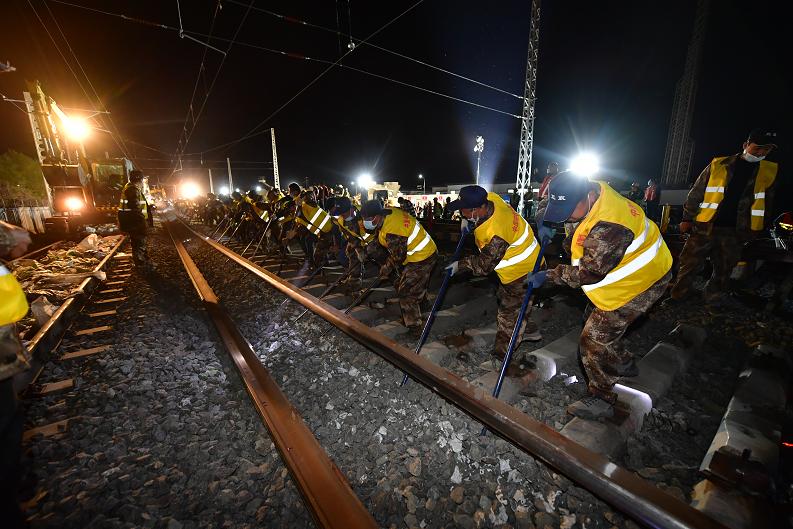 铁路道岔图片转折机图片_铁路道岔图片大全_铁路道岔图片