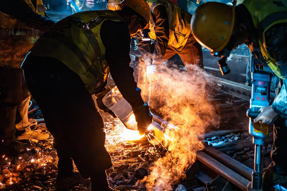 铁路道岔图片转折机图片_铁路道岔图片_铁路道岔图片解释