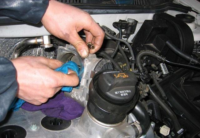 经常清洗节气门会洗坏吗？应该拆下来洗还是在车上洗？-有驾