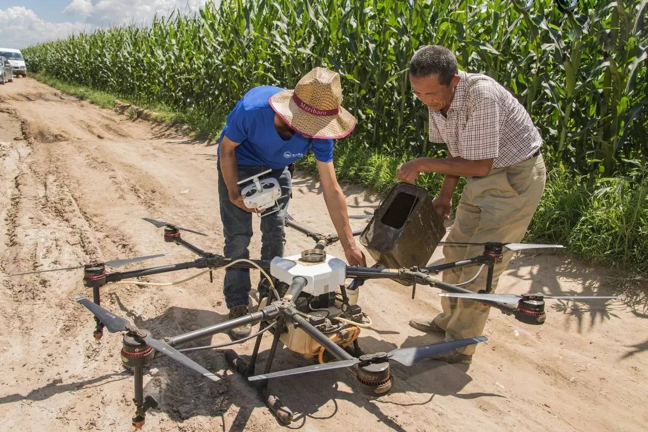 无人机喷洒农药技术_植保无人机应用案例_无人机打药多少钱一台