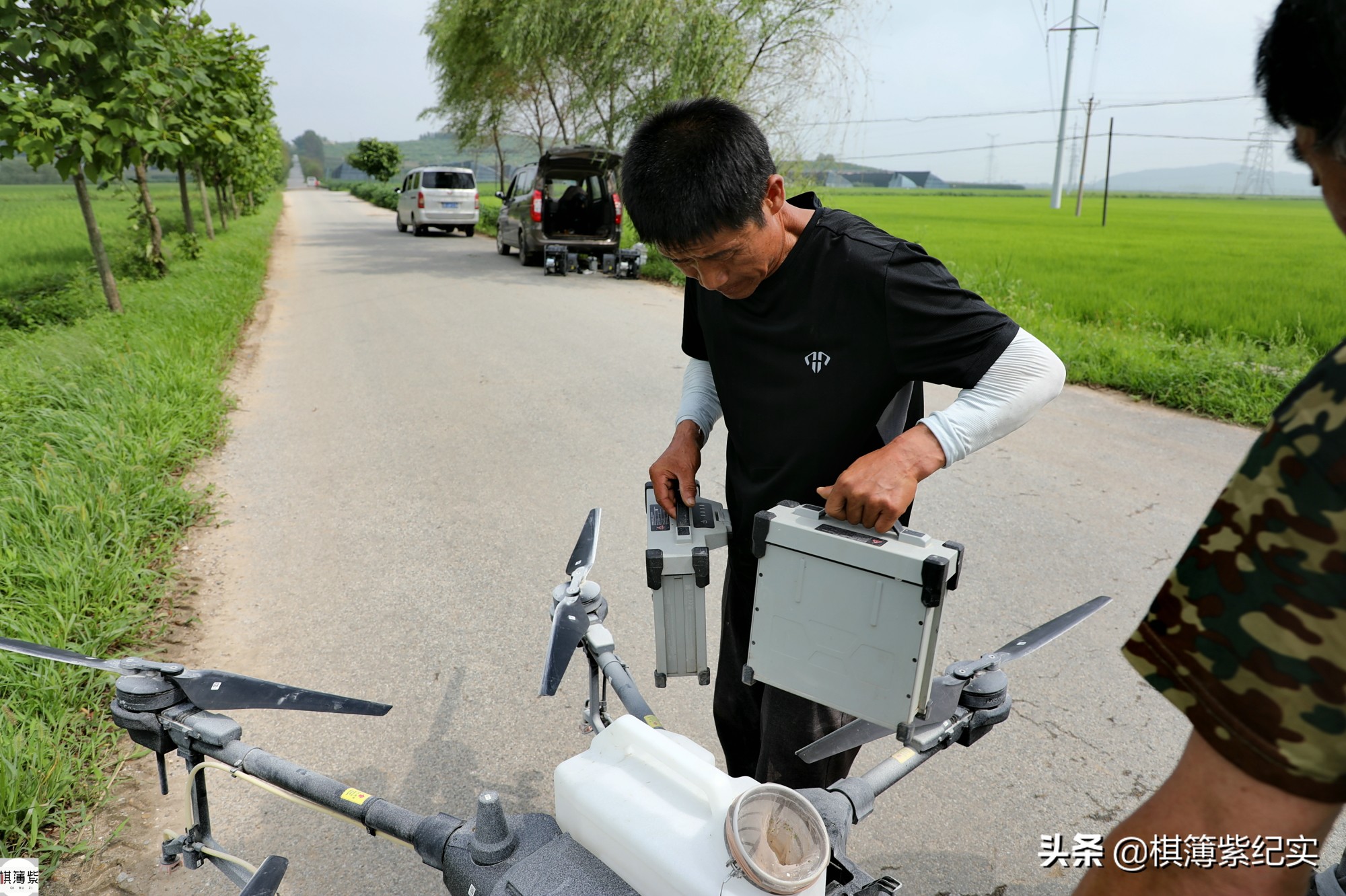 无人机打药农民操作_无人机打药辽宁丹东_无人机打药多少钱一台