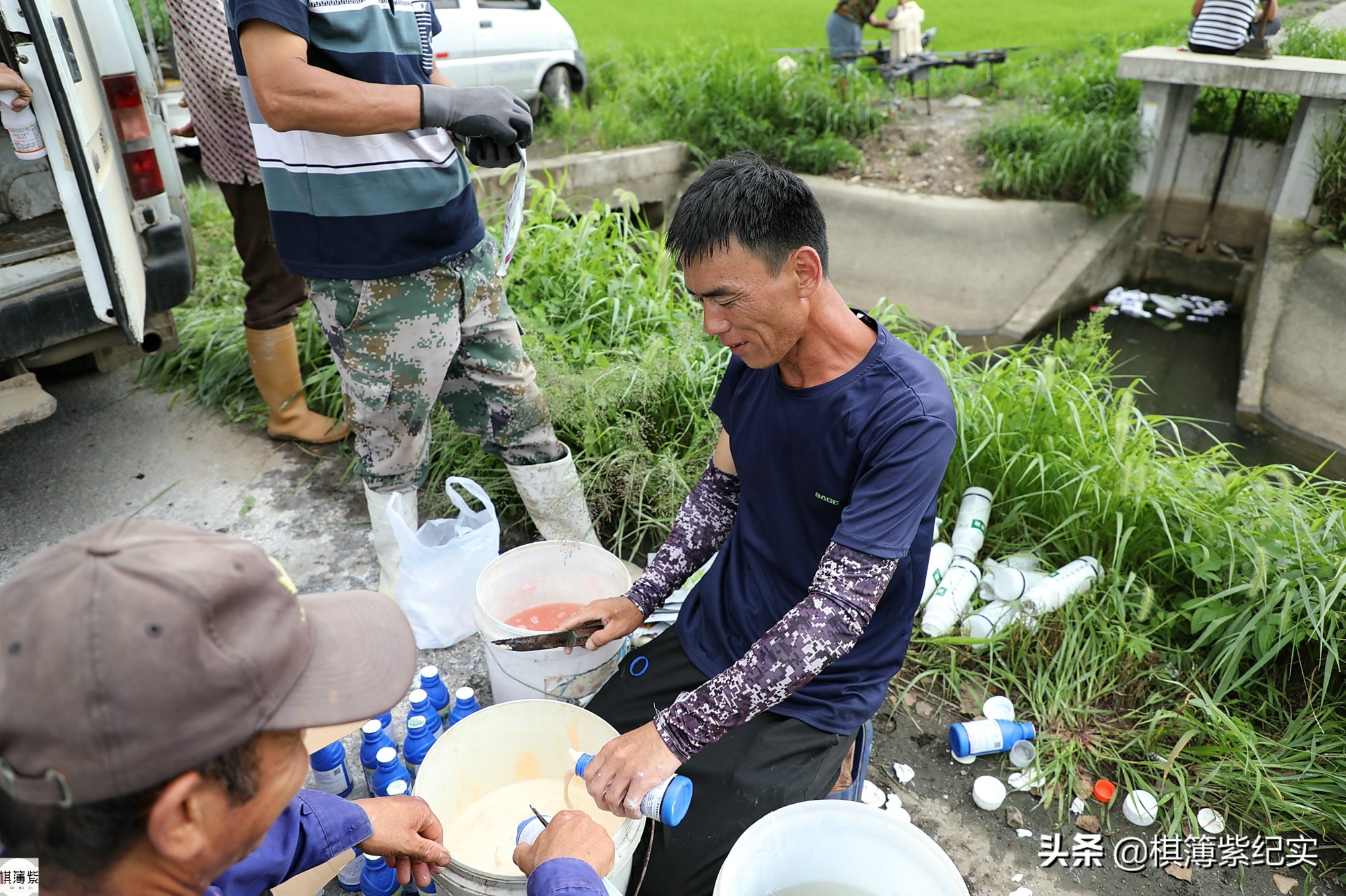 无人机打药农民操作_无人机打药辽宁丹东_无人机打药多少钱一台