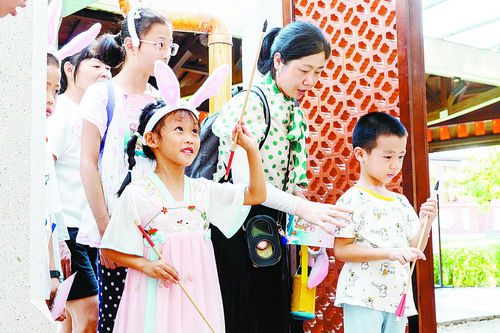 惠和石文化园举行中秋游园会。