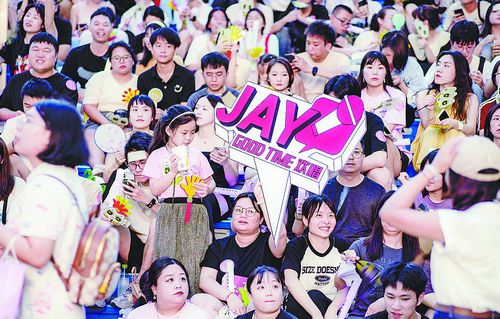 航空古地石广场微醺音乐会吸引众多听众。