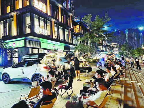 航空古地石广场举办后备厢市集。