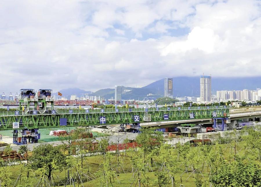 桥梁施工装备发展趋势_大吊车图片_智能筑塔机应用