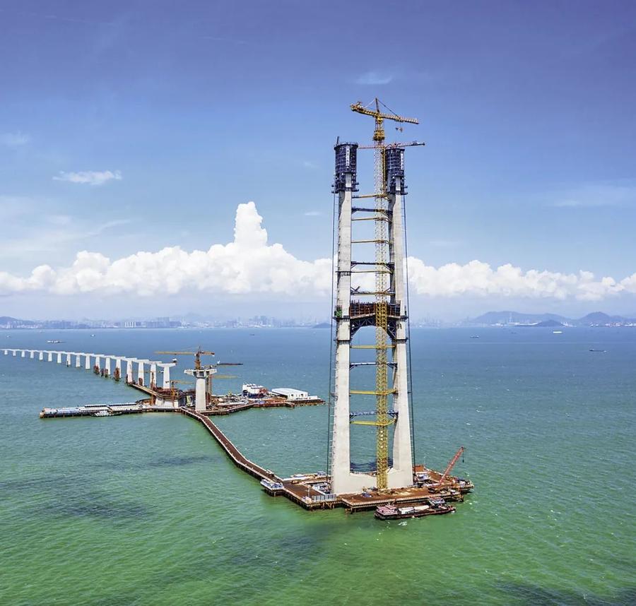 桥梁施工装备发展趋势_智能筑塔机应用_大吊车图片