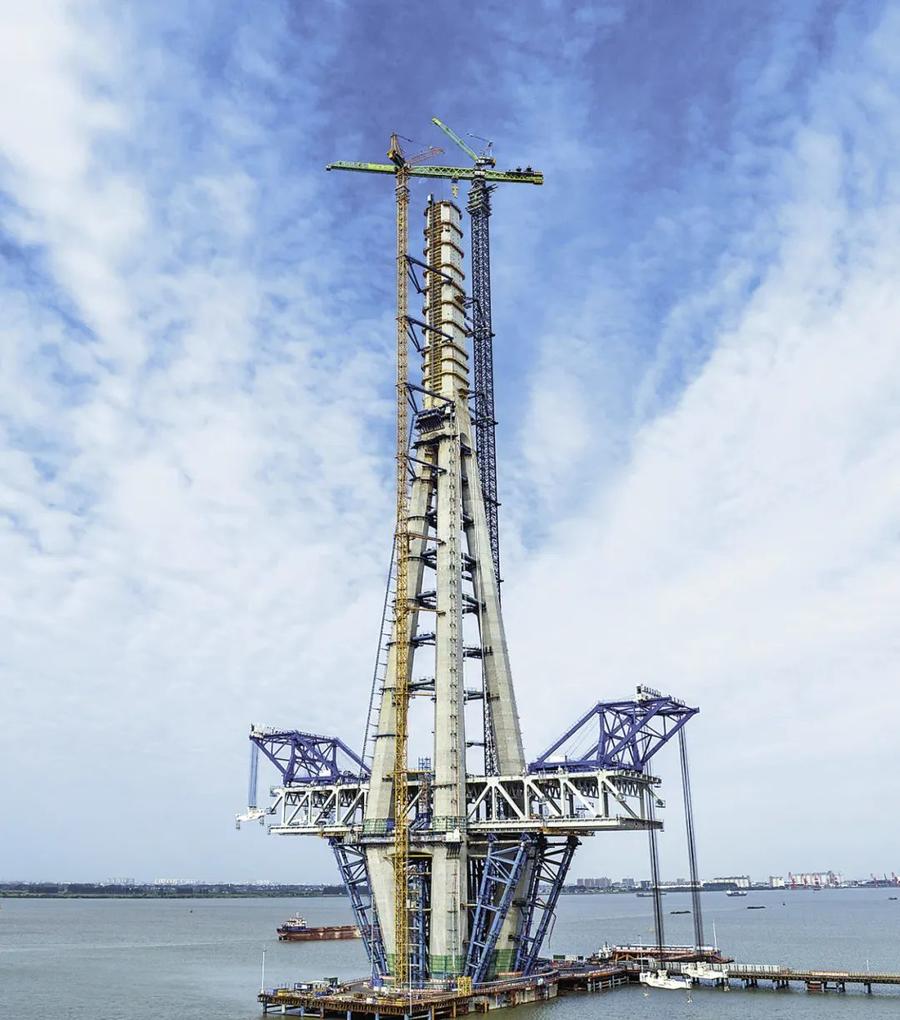 大吊车图片_桥梁施工装备发展趋势_智能筑塔机应用