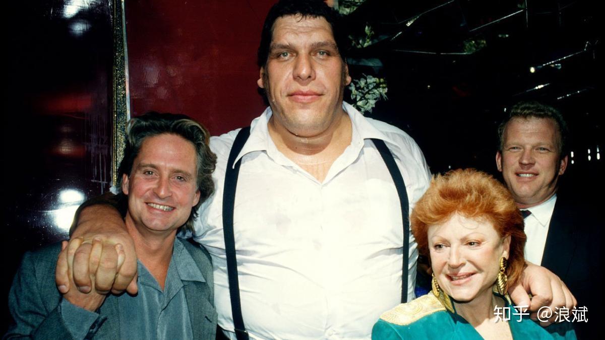 wwe狂野角斗士真的打吗?_WWE十大任期起巨星_WWE摔角选手盘点