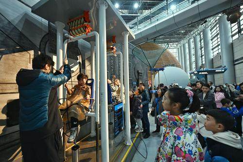 重庆科技馆图片_重庆科技馆春节开馆日_重庆科技馆莫比乌斯带体验