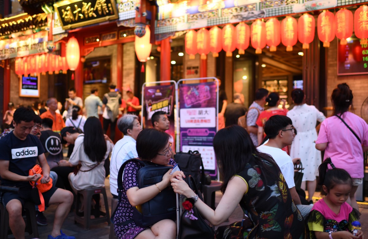 簋街夜间经济_北京簋街营业到几点_王府井屋顶花园外摆区