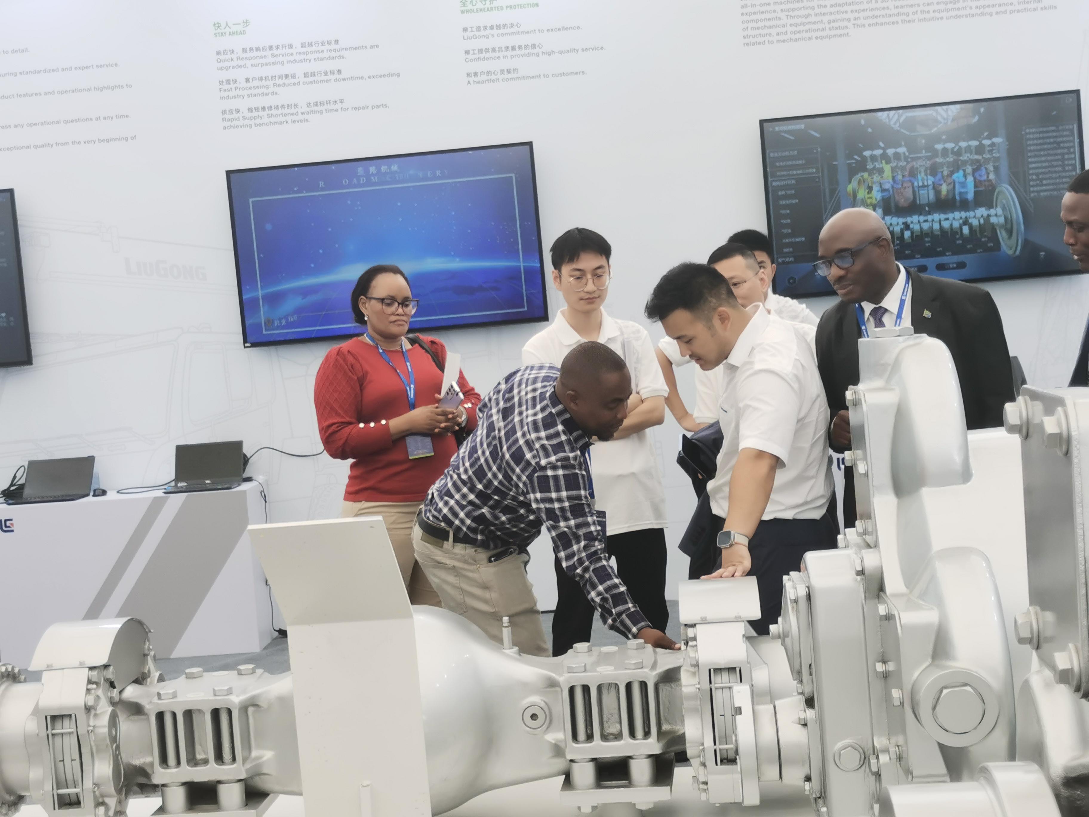 柳工智能化工程机械_5岁小孩开铲车视频_柳工T系列电动装载机