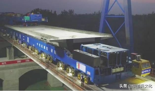 箱形梁图片_ 多片式梁拼组造桥机 发明专利 _