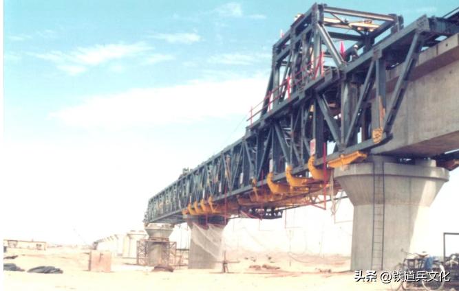 _箱形梁图片_ 多片式梁拼组造桥机 发明专利 