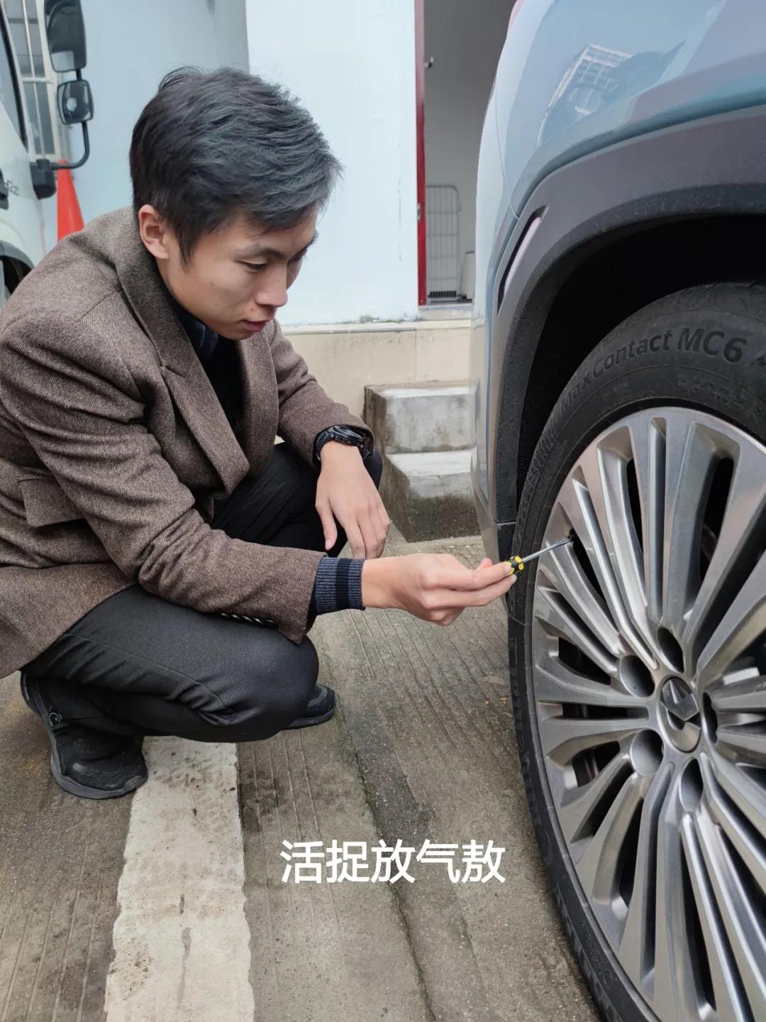 车载无线充气泵测评 _ 低价汽车充气泵性价比 _米其林充气泵拆解