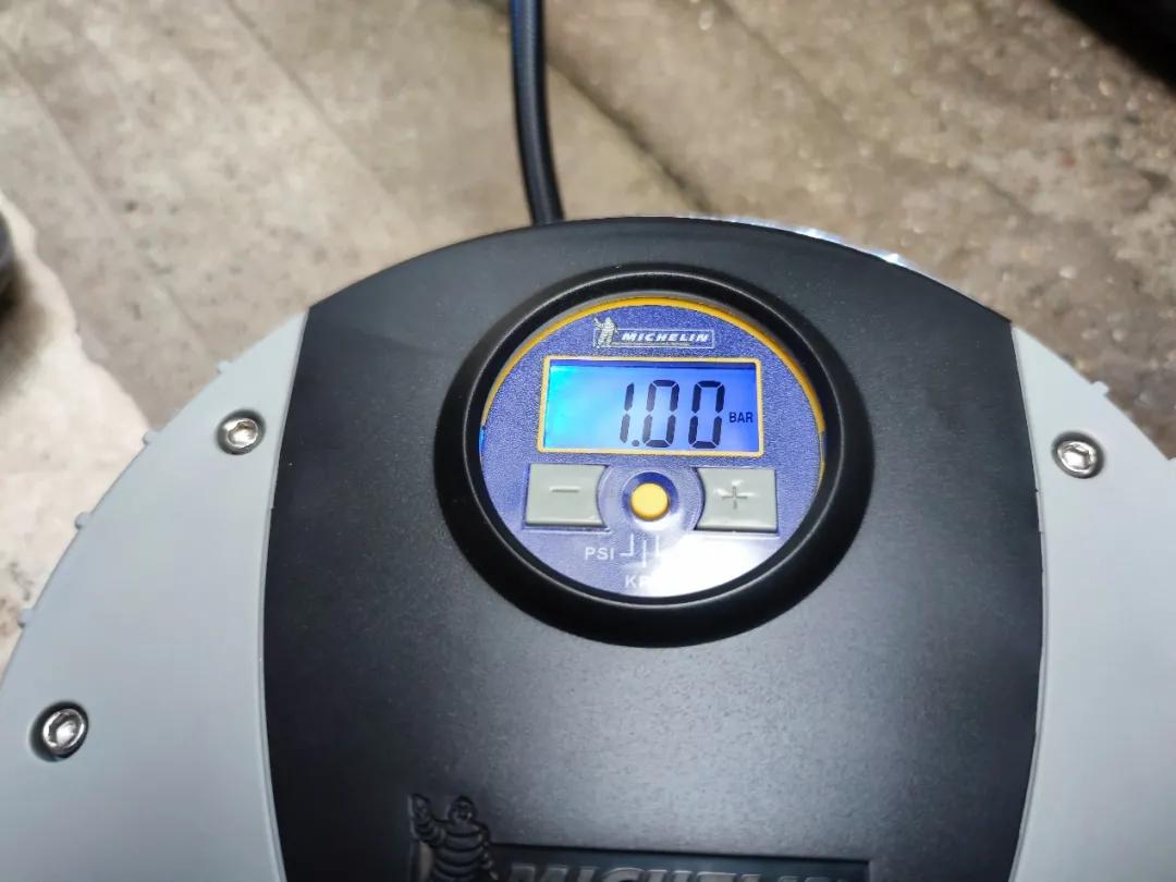 车载无线充气泵测评 _米其林充气泵拆解_ 低价汽车充气泵性价比 