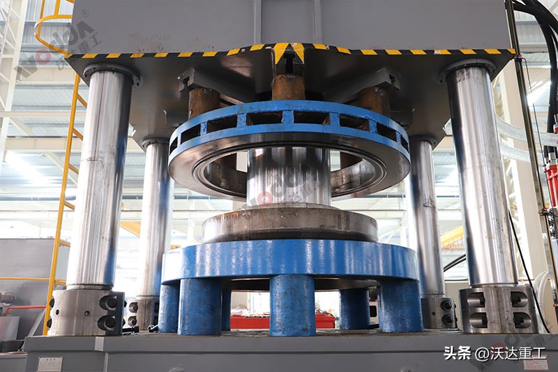 2500吨封头拉伸液压机_四柱压力机回程憋压现象_封头液压机