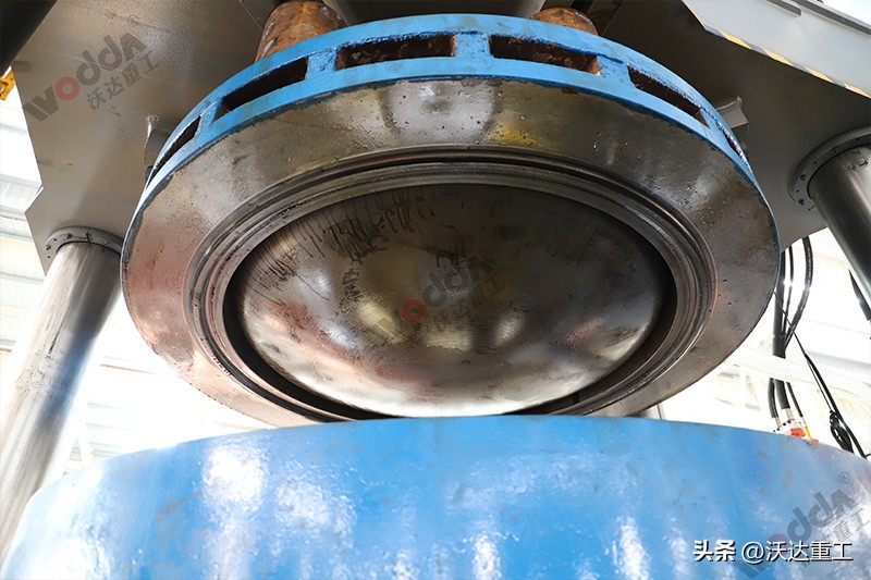 四柱压力机回程憋压现象_封头液压机_2500吨封头拉伸液压机