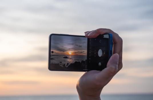 竖折叠手机AI功能_三星Z Flip7折叠屏手机_三星a76参数