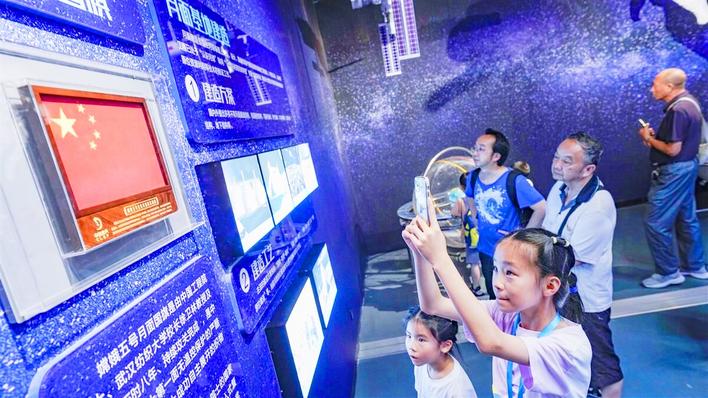 武汉科学技术馆月球展厅_武汉科技馆地址_嫦娥五号任务月面国旗同款